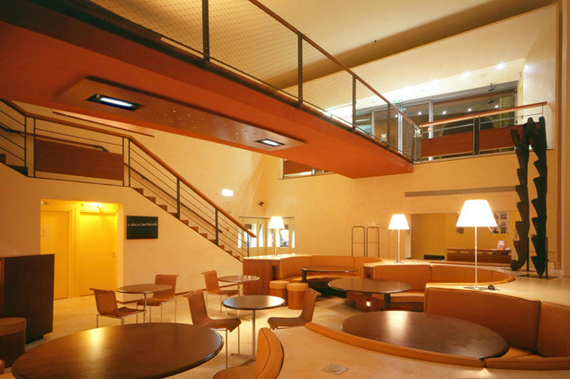 01Cafe_Vue_sur_l_entree location Musee Dapper