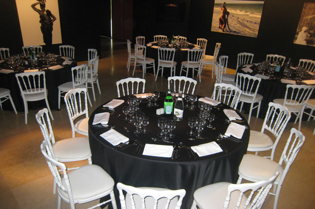 02Exposition_Femmes_Salle1_Repas_assis location Musee Dapper