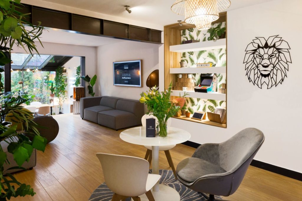 maison avec verrière et jardin