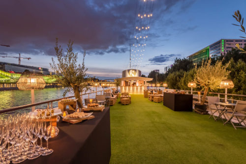 Bateau avec terrasse
