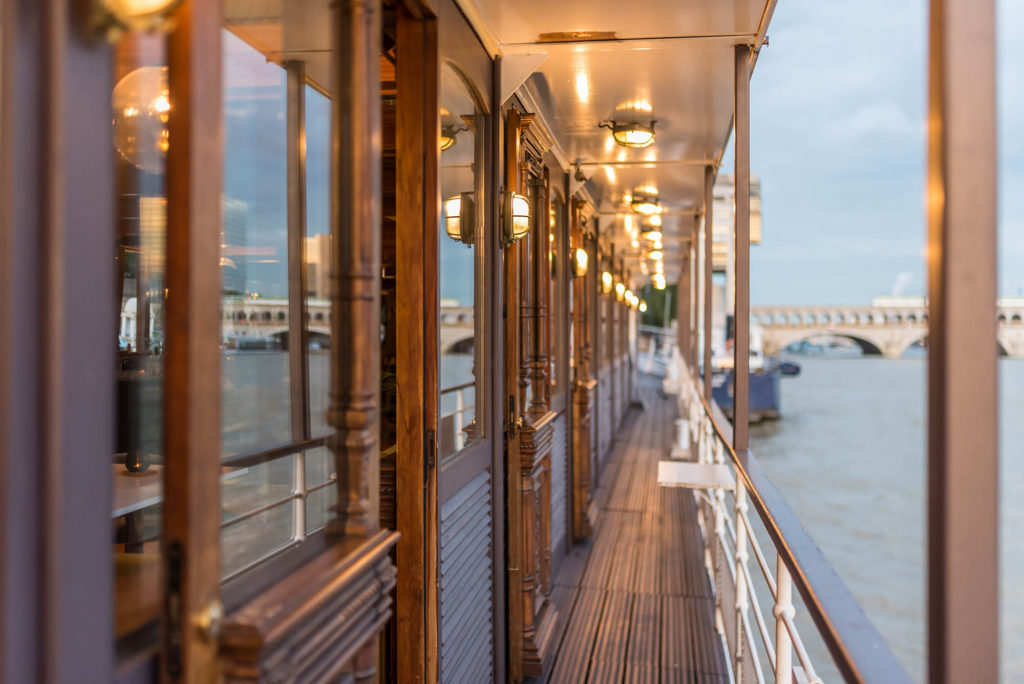 bateau avec terrasse