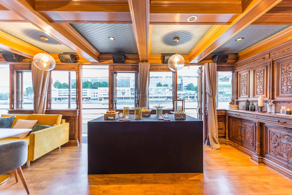 Bateau avec terrasse