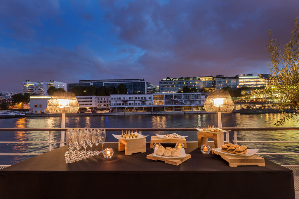 bateau avec terrasse